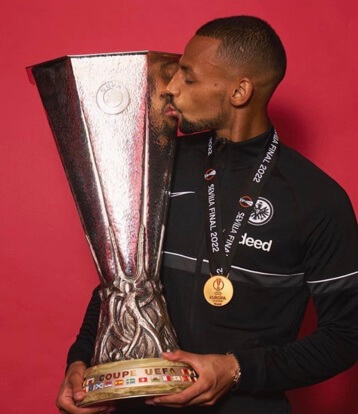 Djibril Sow with the trophy.